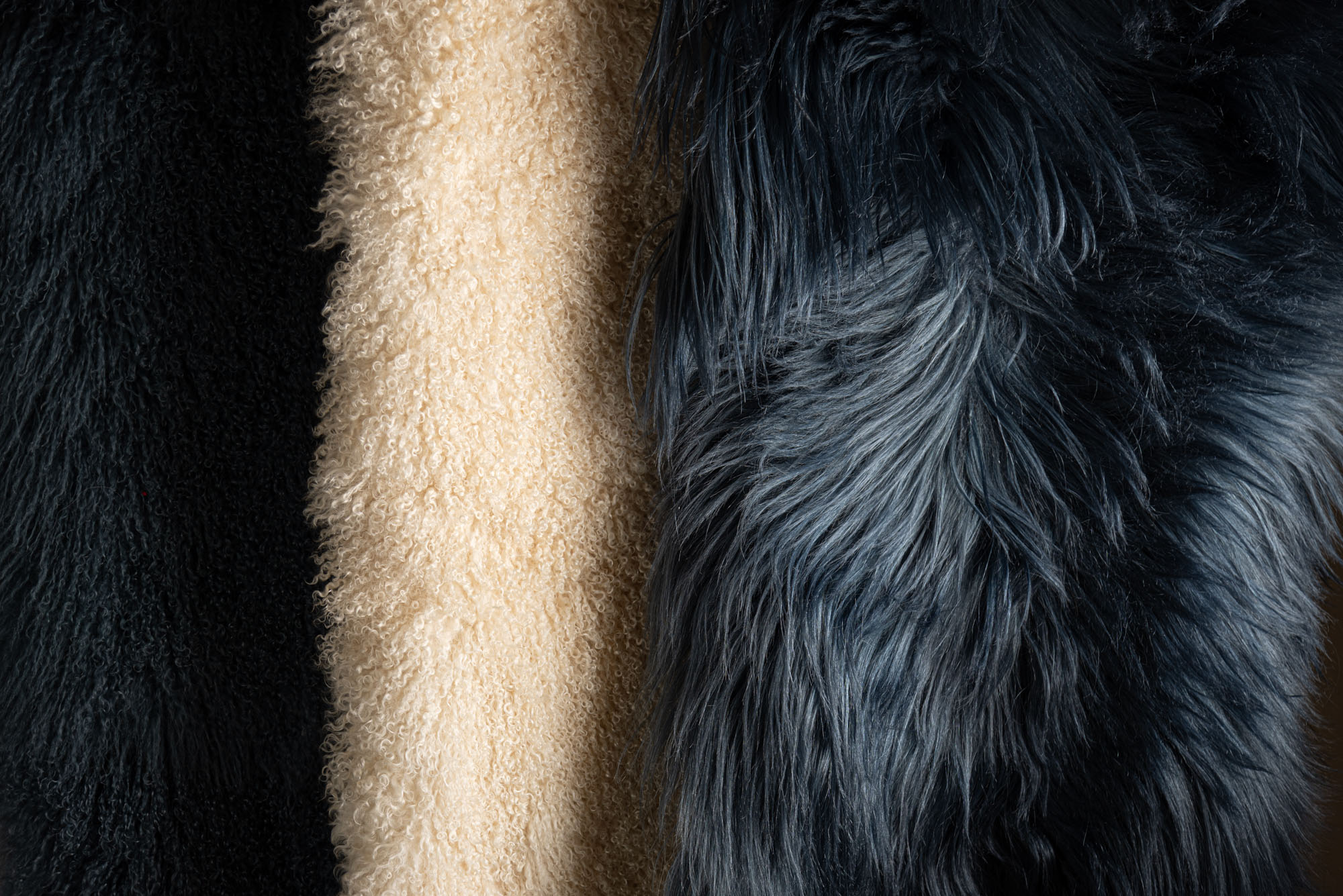 Close up di pelli e teli di pellicceria